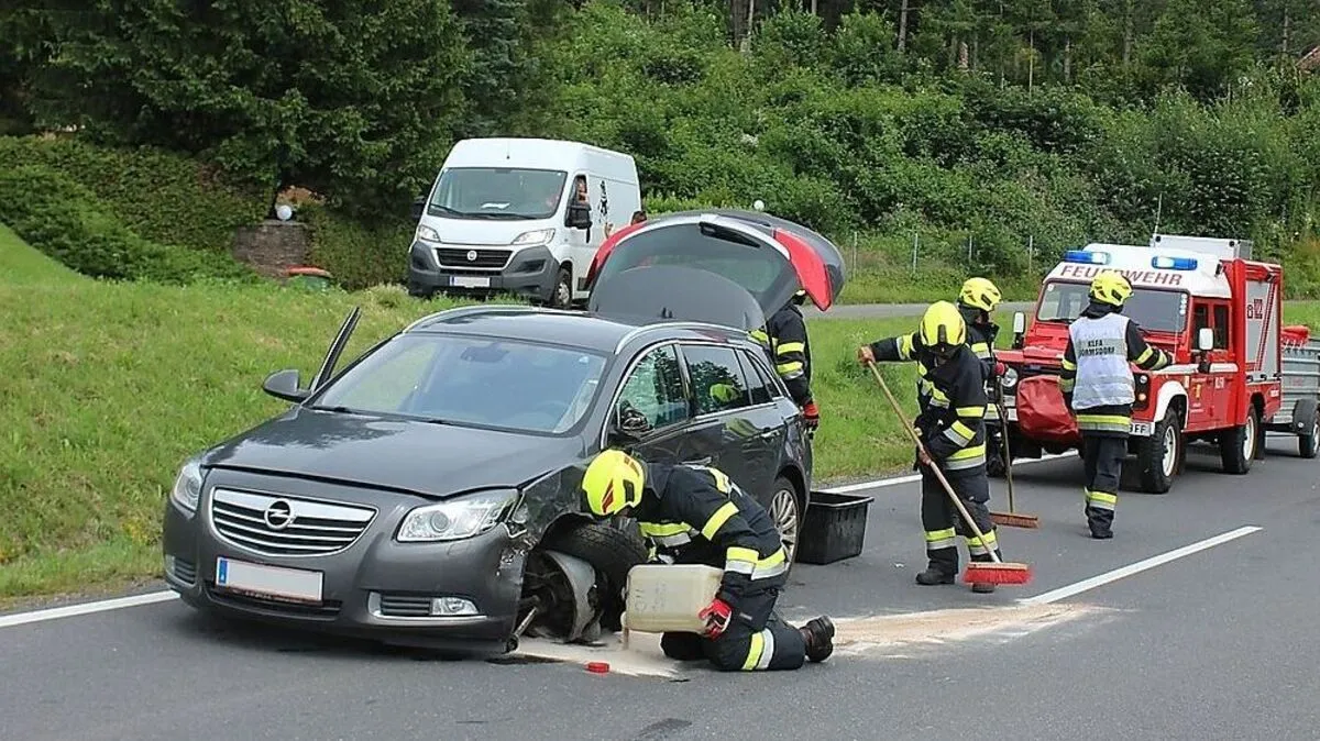 Die beiden beschädigten Autos wurden von Abschleppunternehmen abtransportiert