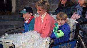 Lady Diana mit ihren beiden Söhnen William und Harry beim Skiurlaub in Lech