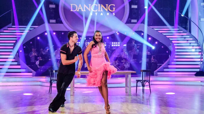 "Dancing Stars 2017": Hier der Abend im Rückblick: 1. Runde: Für Ana Milva Gomes &amp; Thomas Kraml gab es für einen guten Start in den Abend („Bailamos“) 39 Punkte von der Jury.