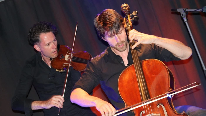 Der Cellist Matthias Bartolomey und der Geiger und Mandolaspieler Klemens Bittmann aus Wien führen in ihrem Zusammenspiel ihr stark in der klassischen Musiktradition verankertes Instrumentarium auf einen neuen Weg.