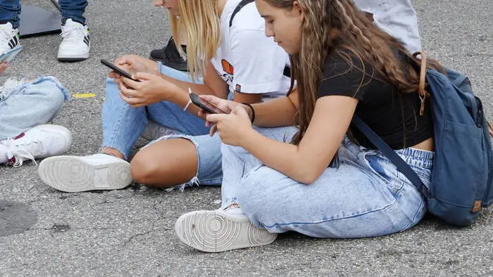 Jugendliche am Handy