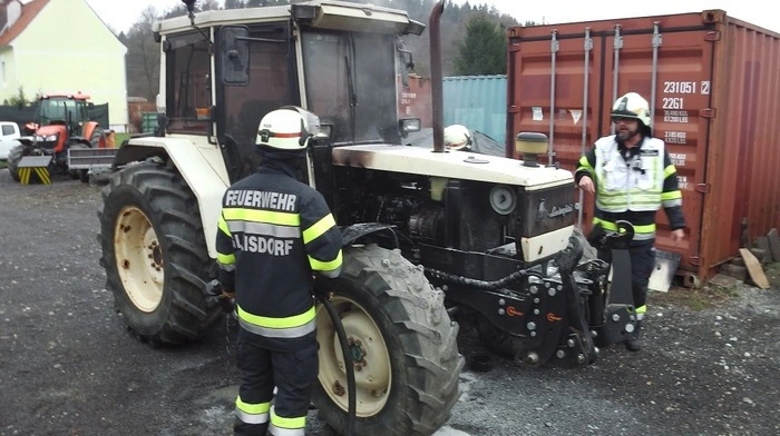 Der rauchende Traktor wurde im Anschluss noch abgekühlt.