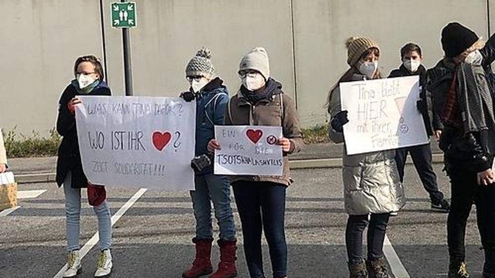 MitschülerInnen demonstrieren in Simmering gegen die Abschiebung ihrer Freundin Tina (12) nach Georgien