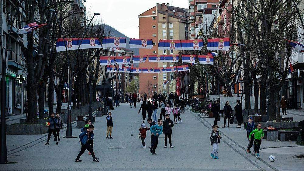 Straßenszene in Mitrovica. Der Nordteil der Stadt im Kosovo wird von Serben bewohnt, der Südteil von Albanern.