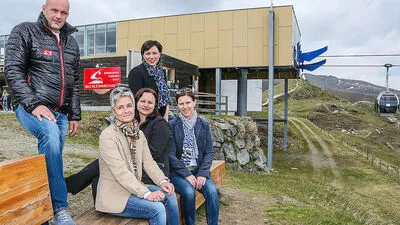 Sabine Peternell (stehend) mit Vorstand Pflauder (links) und ihrem Team auf der Brunnach Alm