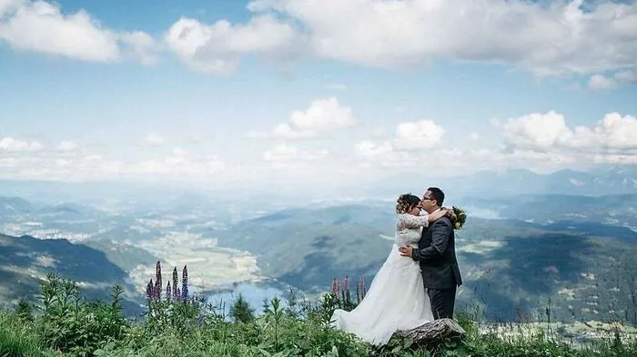 Ein Hochzeitsfoto zeigt den Blick auf den Ossiacher See
