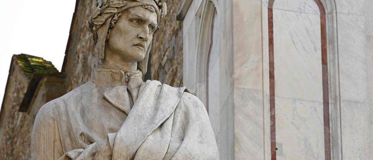 Dante-Statue vor der Kirche Santa Croce in Florenz