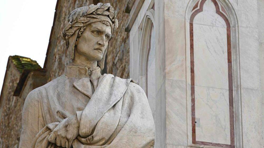 Dante-Statue vor der Kirche Santa Croce in Florenz