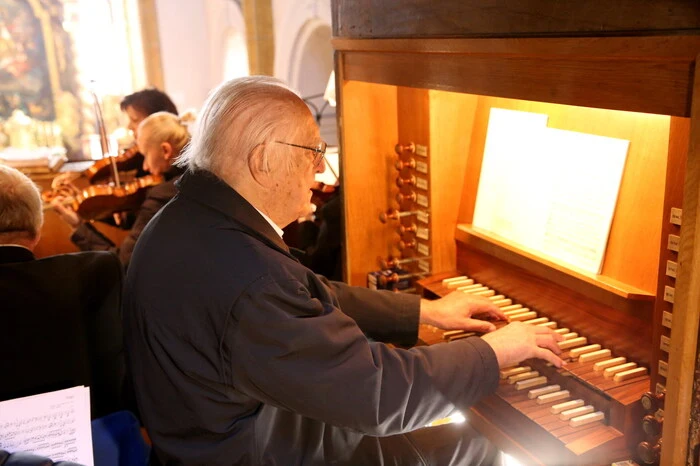 An der Orgel glänzte Herbert Kapfer. 