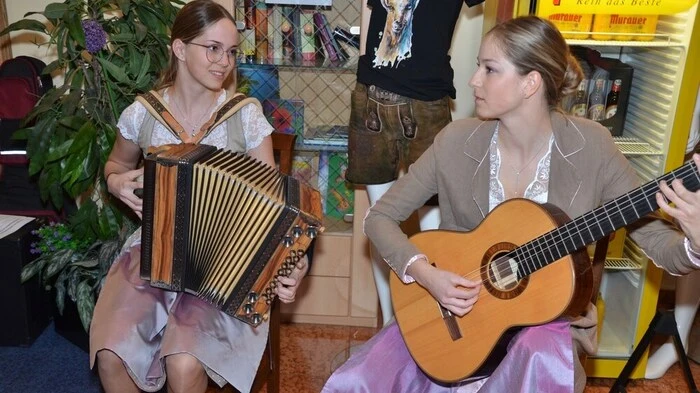 Mit einem Ehrensalut der Bürgergarde für die Gäste wurde die Feier eingeleitet. Für die musikalische Umrahmung sorgten die Familienmusik Brugger aus Kremsbrücke in Kärnten und die Geschwister Helena und Hannah Kargl aus Stadl-Predlitz.