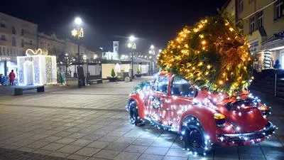 News Bilder des Tages Christmas market in Daruvar, Croatia Photo taken on December 12, 2023 shows car decorated with lights during Christmas market in Daruvar, Croatia. DamirxSpehar/PIXSELL