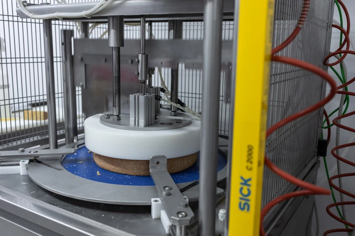 Neben den von der Natur vorgegebenen Bedingungen arbeitet das Stollenkäse-Team mit modernstem Equipment