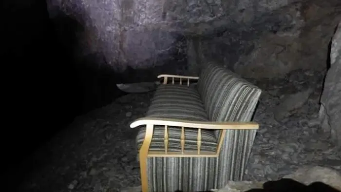 Dieses Sofa, ein „Kunstobjekt“ mussten Höhlenretter und die Bergwacht 2016 aus der Frauenmauerhöhle entfernen