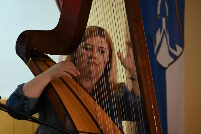 Marion Rießer (im Bild) begleitete den MGV Krappfeld an der Harfe.