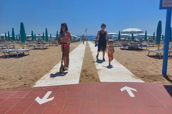Was die Covid19-Regeln anbelangt, sieht man immer noch Auswirkungen. So ist die im Vorjahr eingerichtete Einbahnregelung am Weg zum Strand 4 von Lignano Pineta geblieben. Freilich hält sich kaum mehr wer daran. Die Maskenpflicht im Freien ist gefallen. Das sorgt für mehr Urlaubsflair.