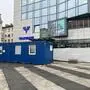 Vor einem Bankgebäude steht ein Baucontainer