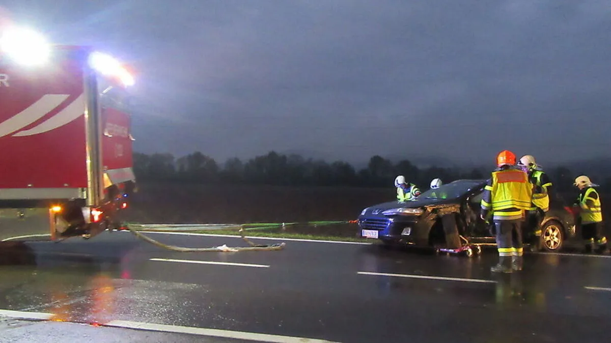 Die Feuerwehr Gniebing barg das Unfallfahrzeug