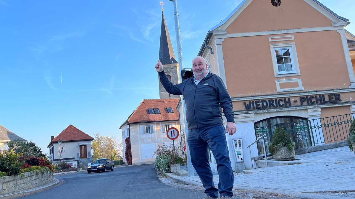 Bürgermeister Hannes Kogler vor der neuen Ampel in St. Radegund