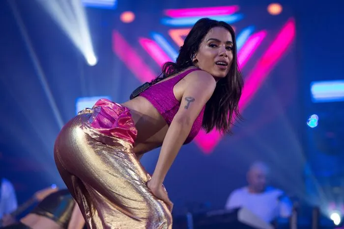 Als Stargast war die derzeit erfolgreichste Künstlerin, Anitta, verpflichtet worden. Die 24-Jährige schickt sich gerade an, mit dem Favela-Funk-Hit "Vai malandra" ("Auf geht's, schlechtes Mädchen") zum neuen Popstar zu werden. Allein an den Weihnachtstagen wurde das neue Musikvideo bei Youtube über 60 Millionen Mal aufgerufen.  