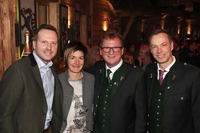 Hauser-Kaibling-Geschäftsführer Arthur Moser (hier links im Bild, mit Kathrin Zettel, Bürgermeister Gerhard Schütter und Thomas Sykora) konnte zahlreiche prominente Gäste begrüßen.