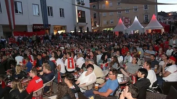 Vor zwei Jahren konnten die Fans am Rathausplatz gemeinsam im Freien Fußball schauen