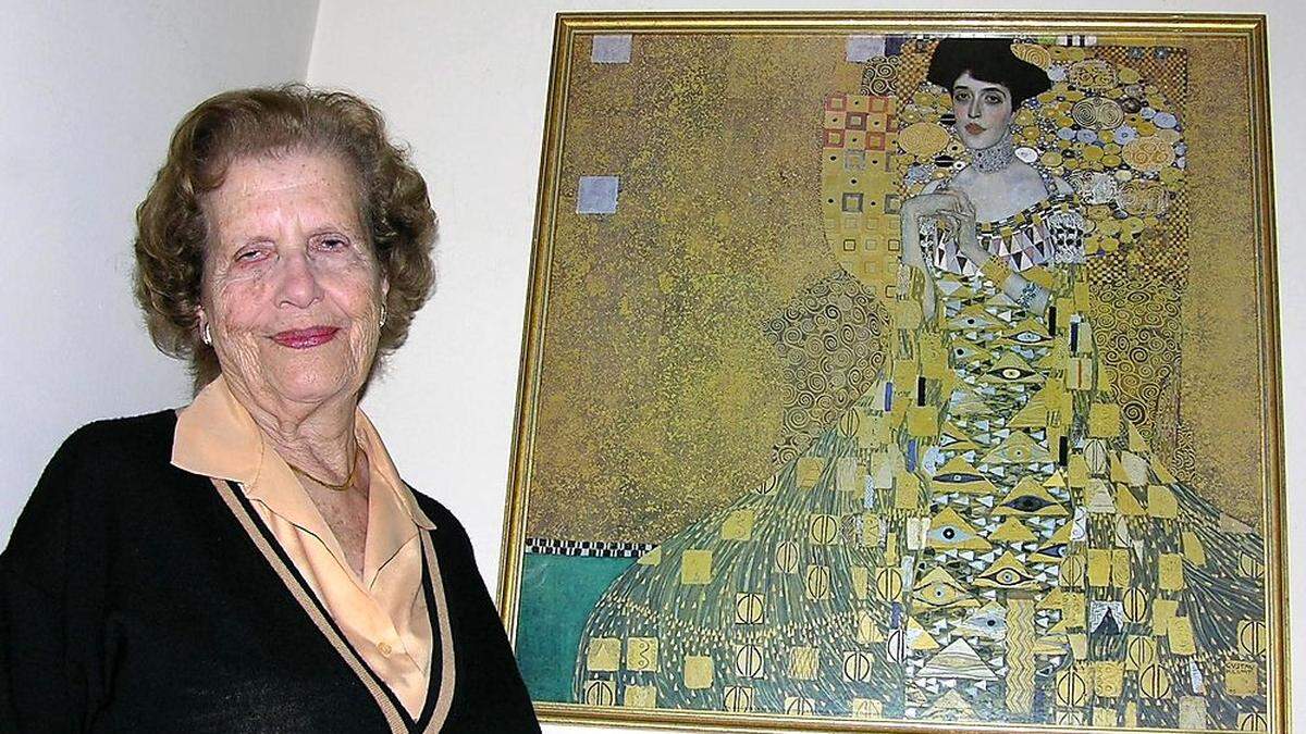 Die 2011 verstorbene Maria Altmann, Nichte von Adele Bloch-Bauer mit einem Poster der &quot;Goldenen Adele&quot;. Das Klimt-Gemäde war der berühmteste Restitutionsfall.