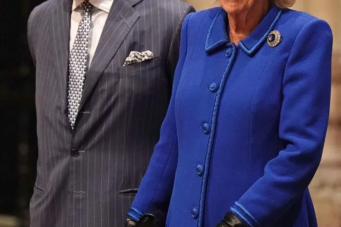 Die Königsgemahlin trug einen saphirblauen Mantel mit passendem Hut und einer Brosche von Queen Elizabeth.