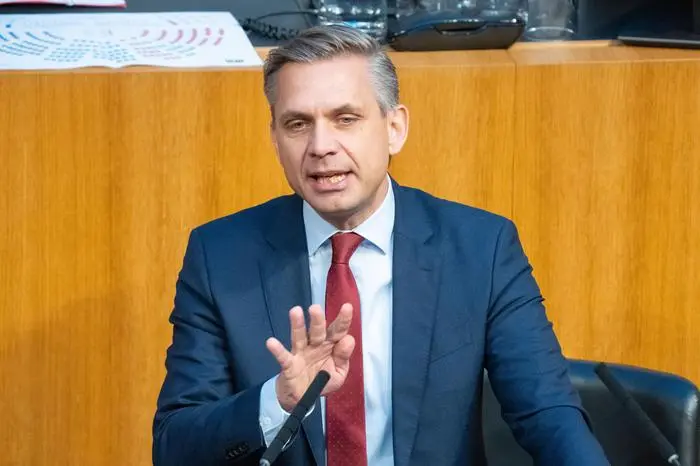 ABD0053_20251210 - WIEN - ÖSTERREICH: Wirtschafts- und Arbeitsminister Wolfgang Hattmannsdorfer (ÖVP) im Rahmen einer Sitzung des Nationalrates im Parlament in Wien am Mittwoch, 10. Dezember 2025. - FOTO: APA/GEORG HOCHMUTH