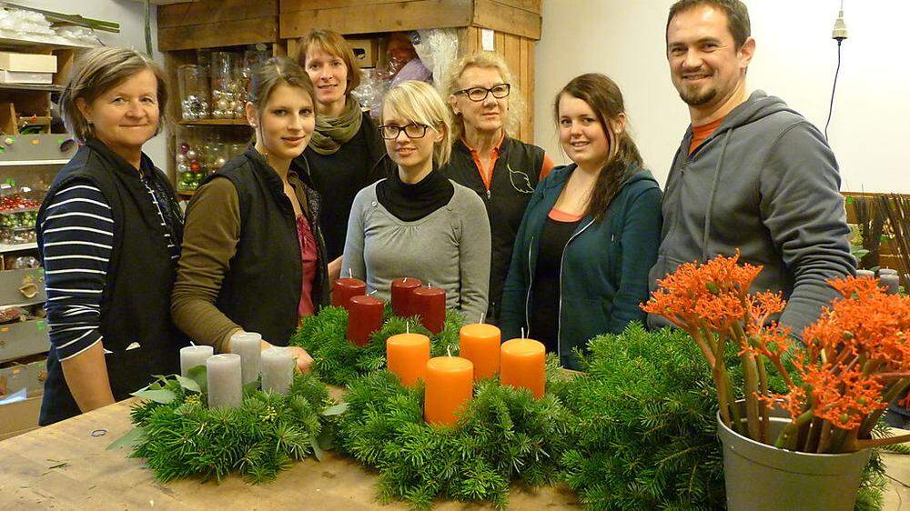 In der offenen Werkstatt von Floristik Kubart in Mitterdorf wird an den farbenprächtigen Adventkränzen gefeilt