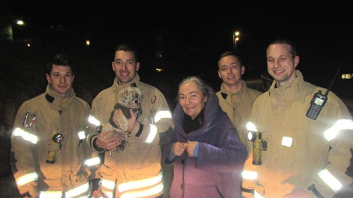 Ende gut, alles gut - die Feuerwehr konnte das Tier befreien und seiner Besitzerin unverletzt übergeben