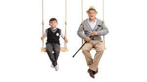 Senioren lassen sich von den Kleinen anstecken und werden so wieder aktiver, lachen mehr und sind glücklicher
