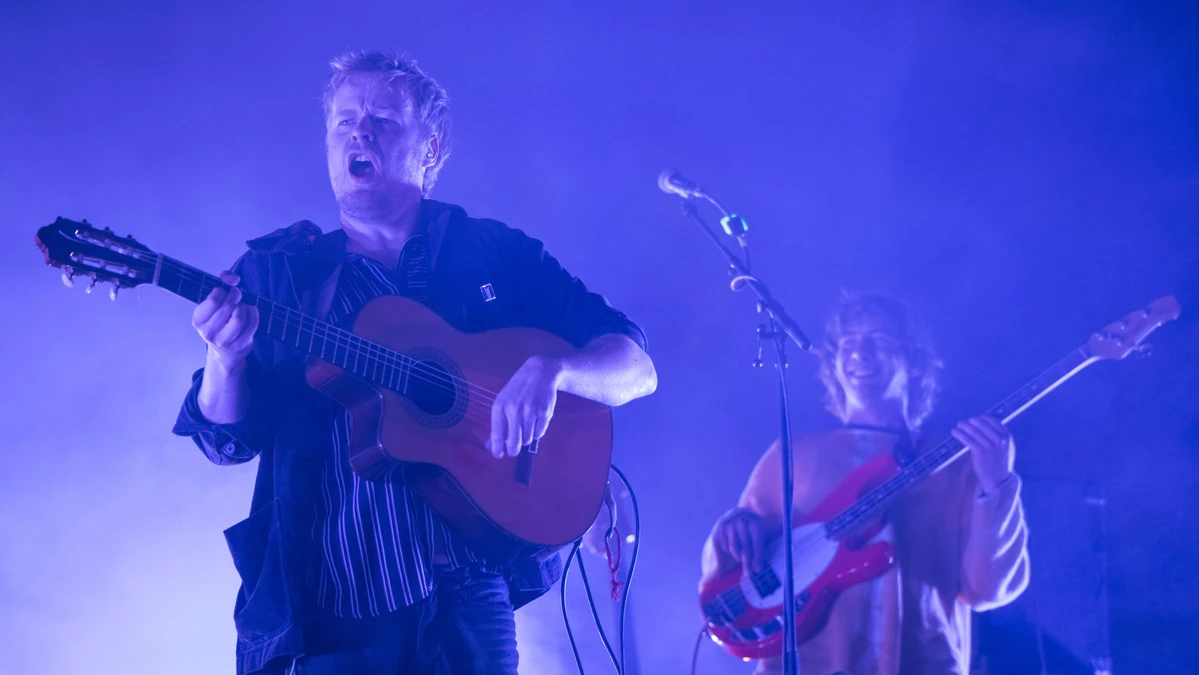 Buntspecht tauchten den Burghof in bunte Farben (Lukas Klein an der Gitarre und Jakob Lang am E-Bass)