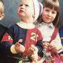 Dieses Bild mit dem Lieblingsbruder und zwei Cousins im Garten der Oma erinnert mich an Ostern
