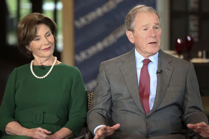 Eine turbulente Präsidentschaft war jene von Georg W. Bush. Acht Jahre lang war seine Frau Laura First Lady der USA. Die studierte Bibliothekarin setzte sich auch nach der Präsidentschaft noch für Frauenrechte ein.