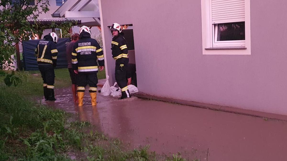 Die Freiwillige Feuerwehr Voitsberg musste Dienstagabend zu mehreren Pumpeinsätzen ausrücken