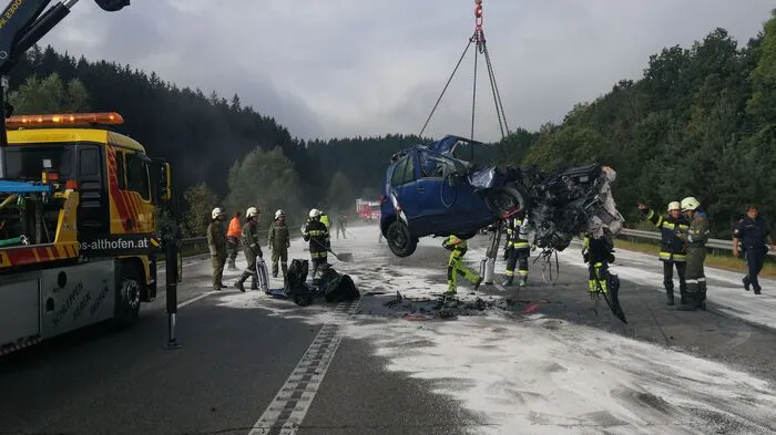 Ein Pkw war Dienstagfrüh auf der Friesacher Bundesstraße auf die Gegenfahrbahn geraten und frontal gegen einen Lkw geprallt. Der Autolenker starb noch an der Unfallstelle.
