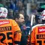 VILLACH,AUSTRIA,22.DEC.24 - ICE HOCKEY - ICE Hockey League, Villacher SV vs Graz 99ers. Image shows head coach Harry Lange (99ers) and a referee. 
Photo: GEPA pictures/ Matthias Trinkl