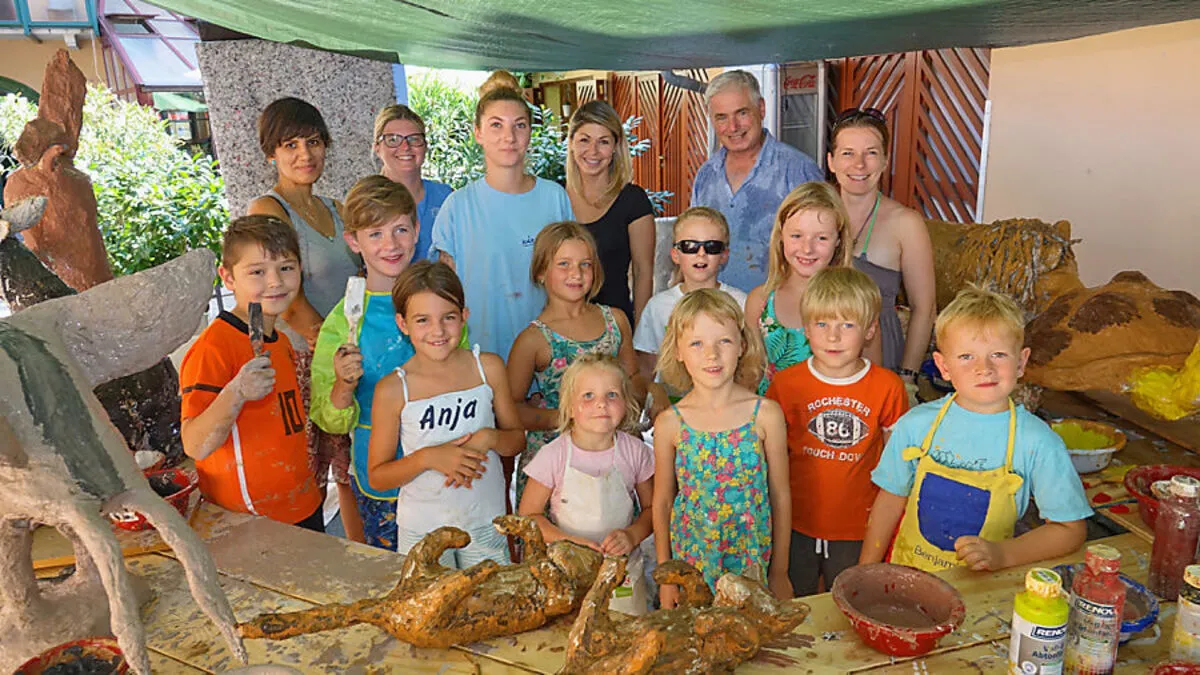 Franz Warnung mit den jungen und älteren Künstlern