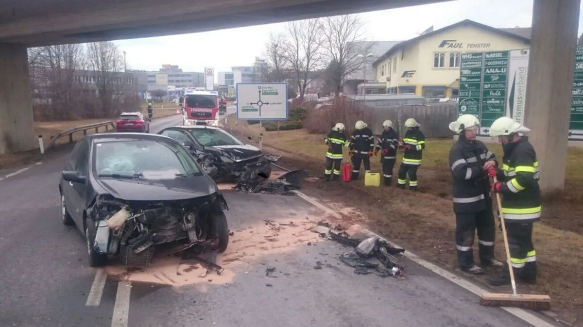Die beiden Fahrerinnen wurden verletzt ins Krankenhaus gebracht