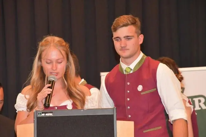 Dort erwartete die Gäste ein Festakt mit Ansprachen, Ehrungen und musikalischem Rahmen. Bezirksobmann Stefan Huber und Bezirksleiterin Hannah-Sophie Bacher führten durch das Programm.