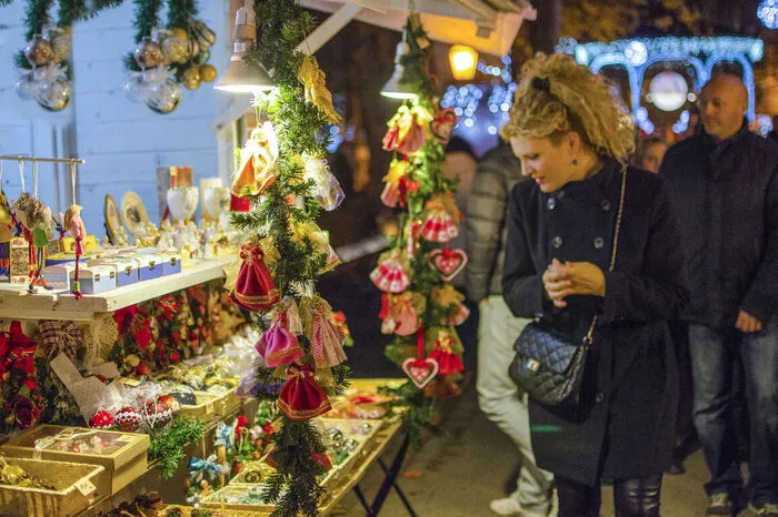 Neben Souvenirs und Schmuck finden sich auch verzierte Lebkuchenherzen, die man in Kroatien an den Christbaum hängt. Wer alte Zagreber Spezialitäten liebt, der suche nach „strukli“, den mit Käse gefüllten Nudeltaschen, oder nach „krpice sa zeljem“, Nudeln mit Kohleintopf. Eine Süßigkeit von der Küste sind die „fritule“, kleine, runde Krapfen.