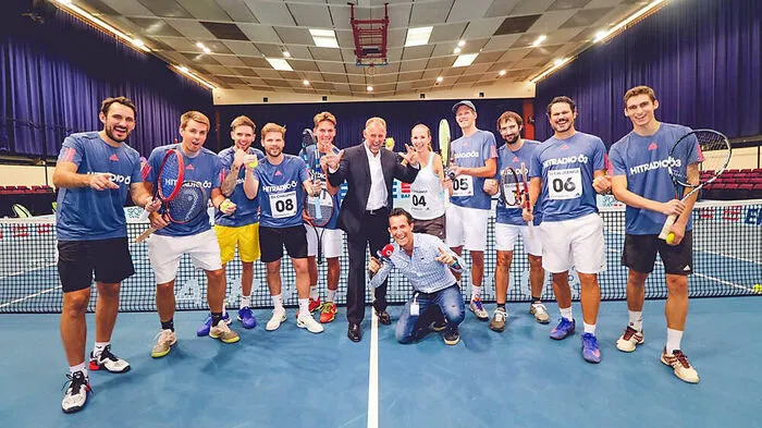 Desiree Forstner in der Mitte des Teams mit „Non Playing Captain“ Tom Walek und Headcoach Thomas Muster