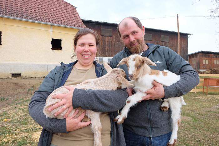 Stefanie und Helmut Marchler mit dem jungen Ziegenzwillingspärchen