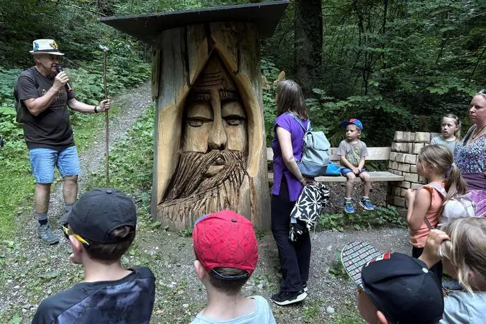 Für den Zauber im Wald sorgten Holzschnitzer Willfried Friess (bekannt als Holzwilli) sowie die beiden Tischler Peter Schreck und Rupert Haberl. Sie fertigten unterschiedlichste Figuren aus Holz an, die den Märchenweg zieren. Sie laden ein, inne zu halten, zu bewundern und Zeit mit den Kindern in der Natur zu verbringen. 
