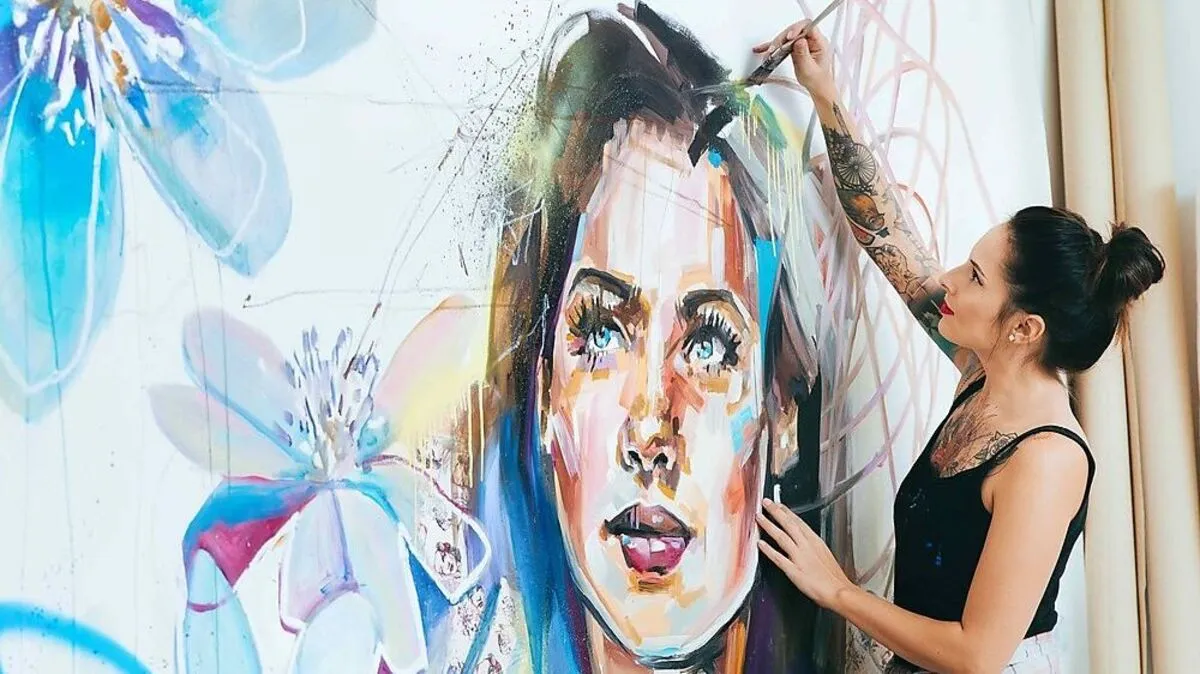 Carola Deutsch und eines der vier Porträts, die auf den "feh"-Packungen zu sehen sind