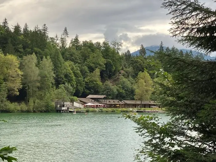 Buffet und Umkleidetrakt vom anderen Seeufer aus gesehen