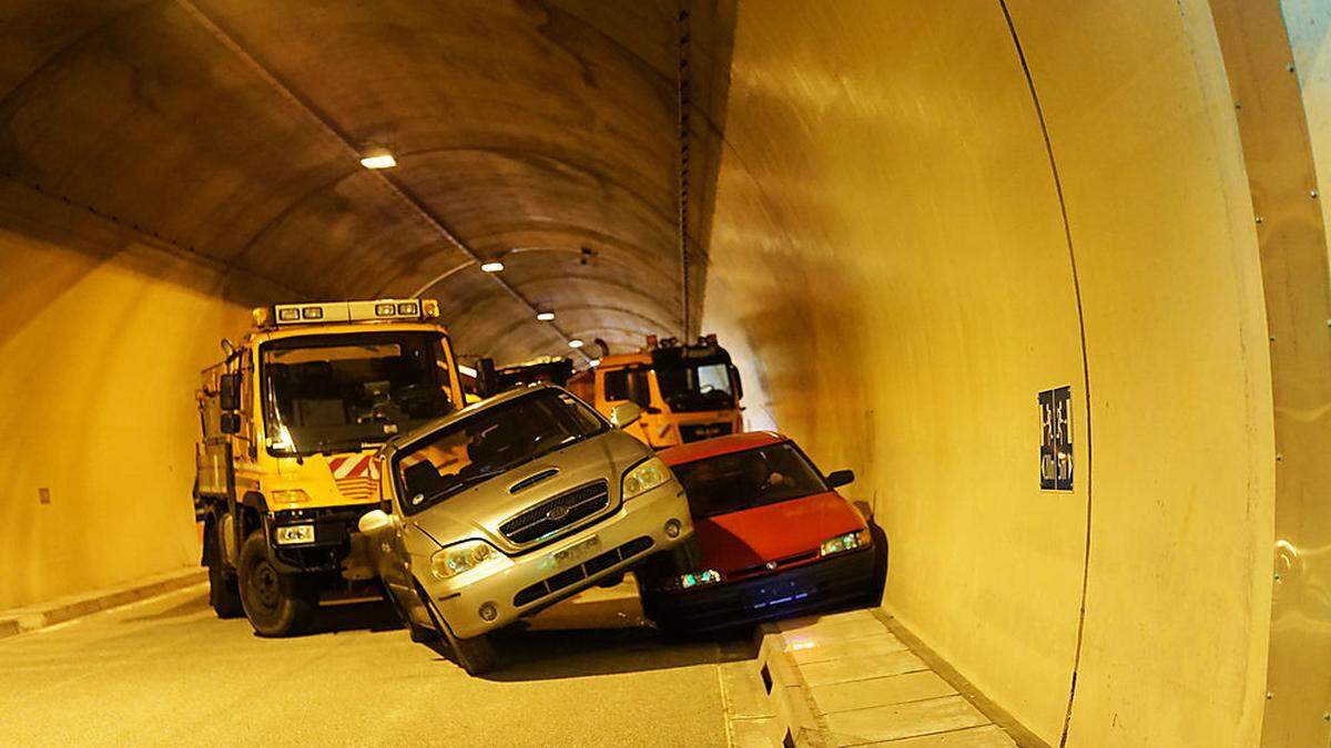 Der Gräberntunnel war Montagnacht Schauplatz einer Übung mit verkeilten Fahrzeugen