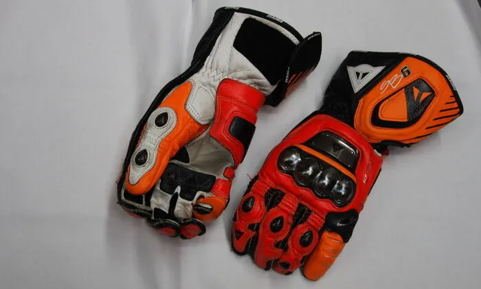 Exponat 2: Die signierten Handschuhe von Stefan Bradl