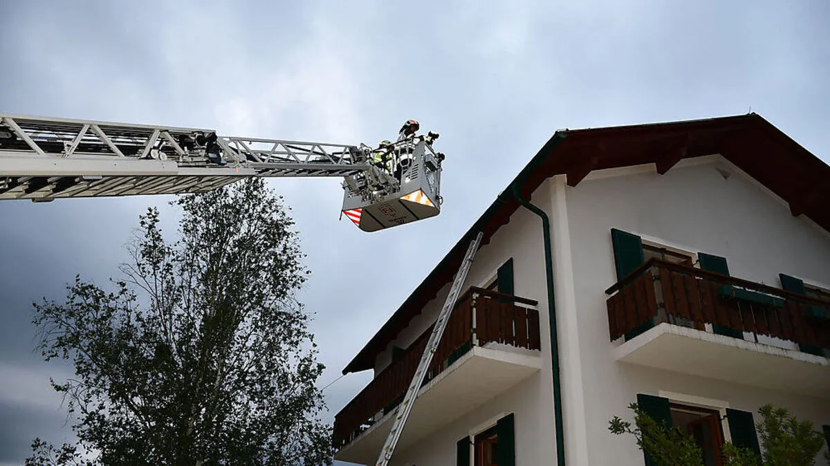 Von diesem Balkon konnte die Feuerwehr die 88-jährige Frau in Sicherheit bringen