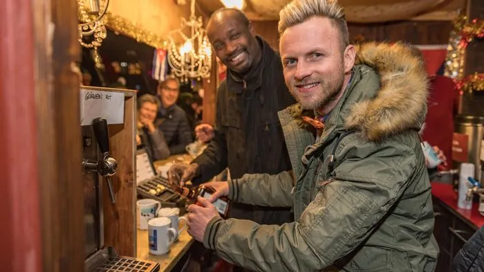 Integrationsbotschafter und Buchautor Fred Ohenhen schenkte Dienstagabend ebenso kräftig ein wie Tanz-Ass Willi Gabalier. In der Adventhütte...